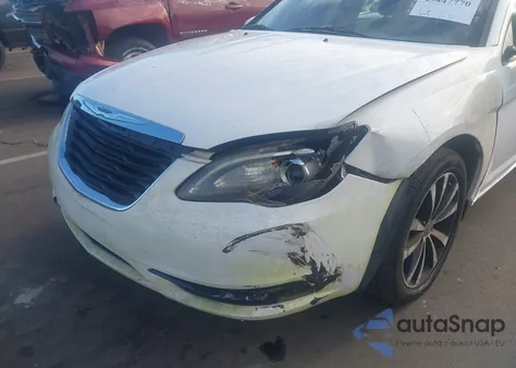 2013 Chrysler 200 Touring z USA, uszkodzony, nr VIN 1C3CCBBG4DN745129